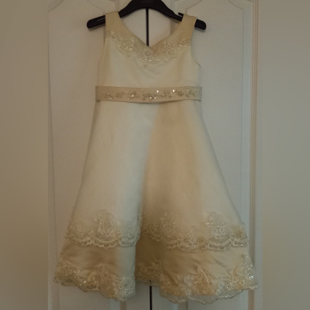 Do you have a Sumer Wedding planned?  Flower girl dress size 4/4T